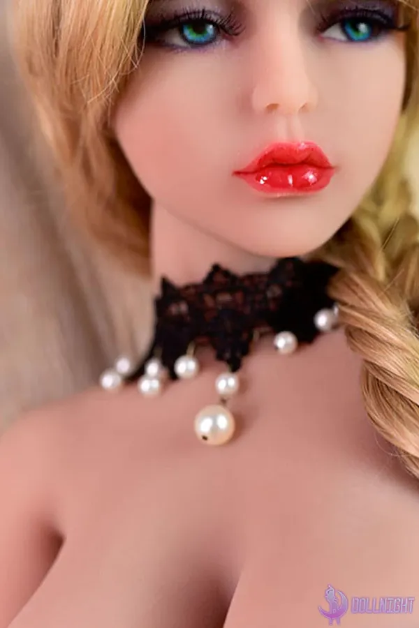 small chest sex doll